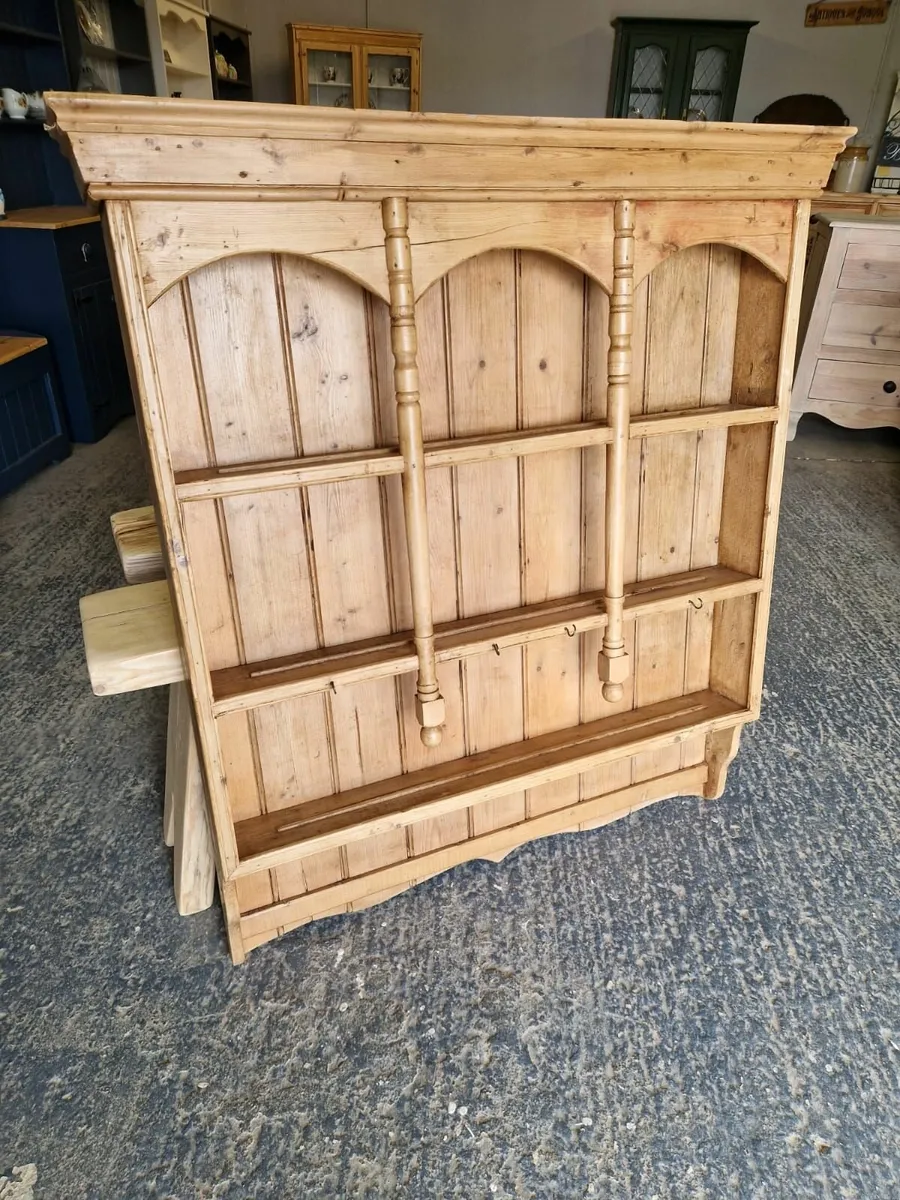 Early 1900s pine wall dresser, plate rack - Image 1