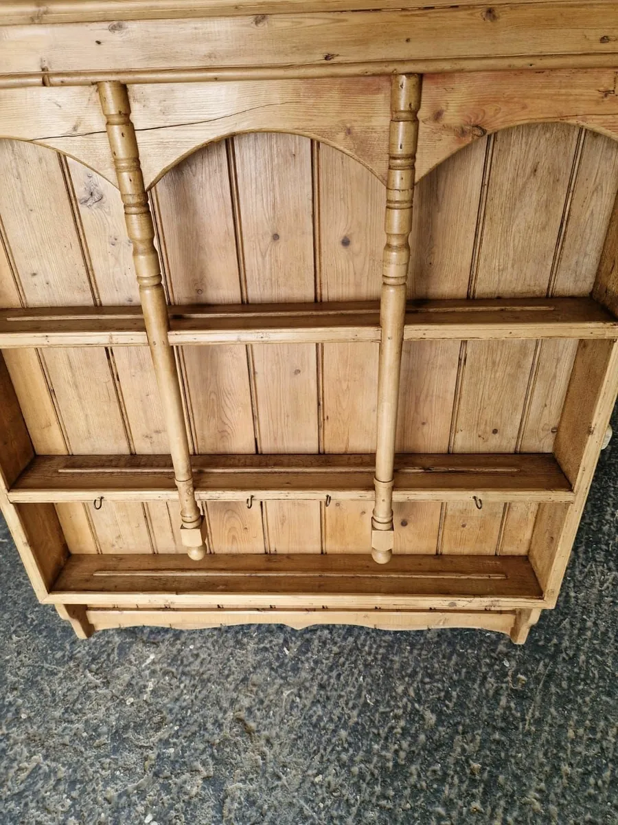 Early 1900s pine wall dresser, plate rack - Image 4
