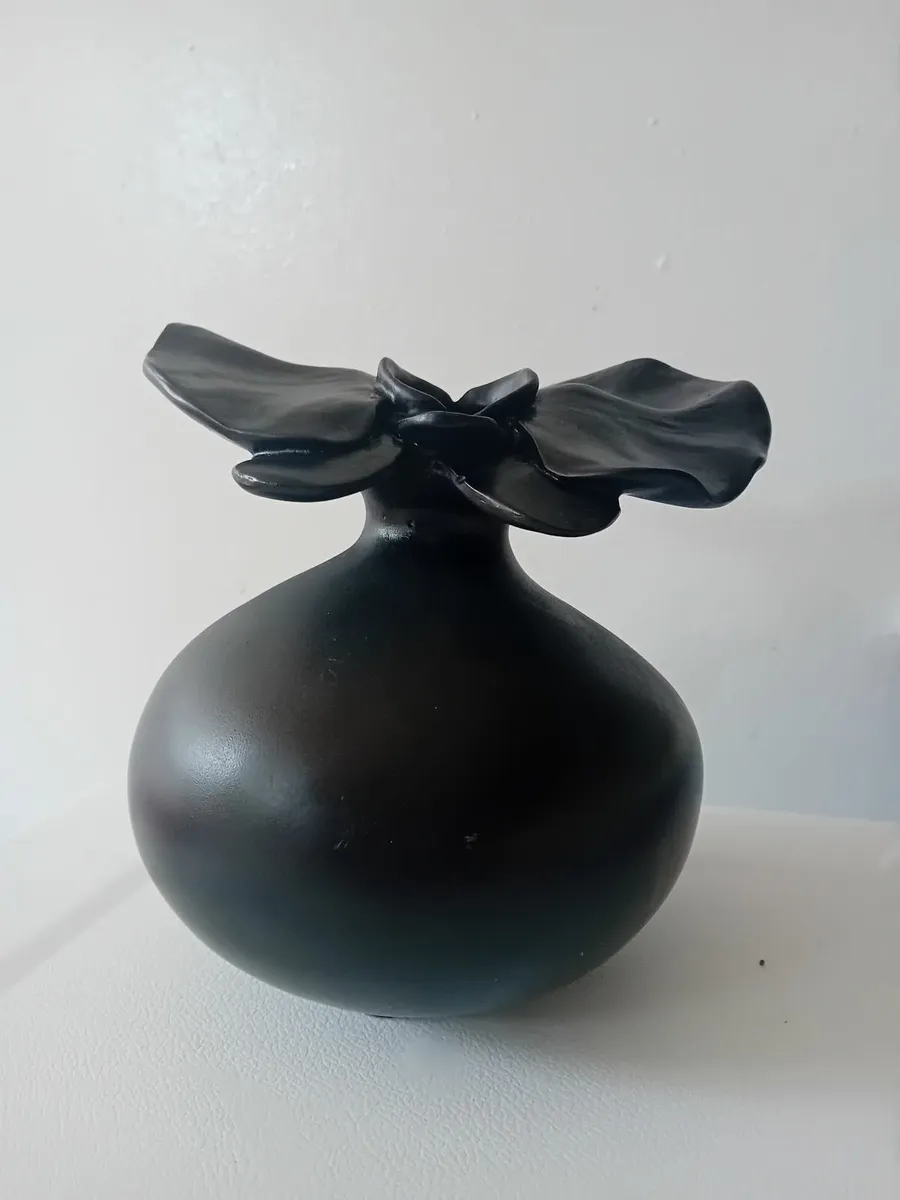 Black decorative vase - Image 3