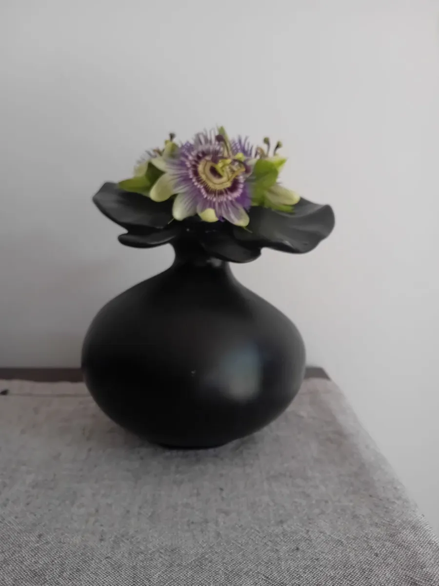 Black decorative vase - Image 4