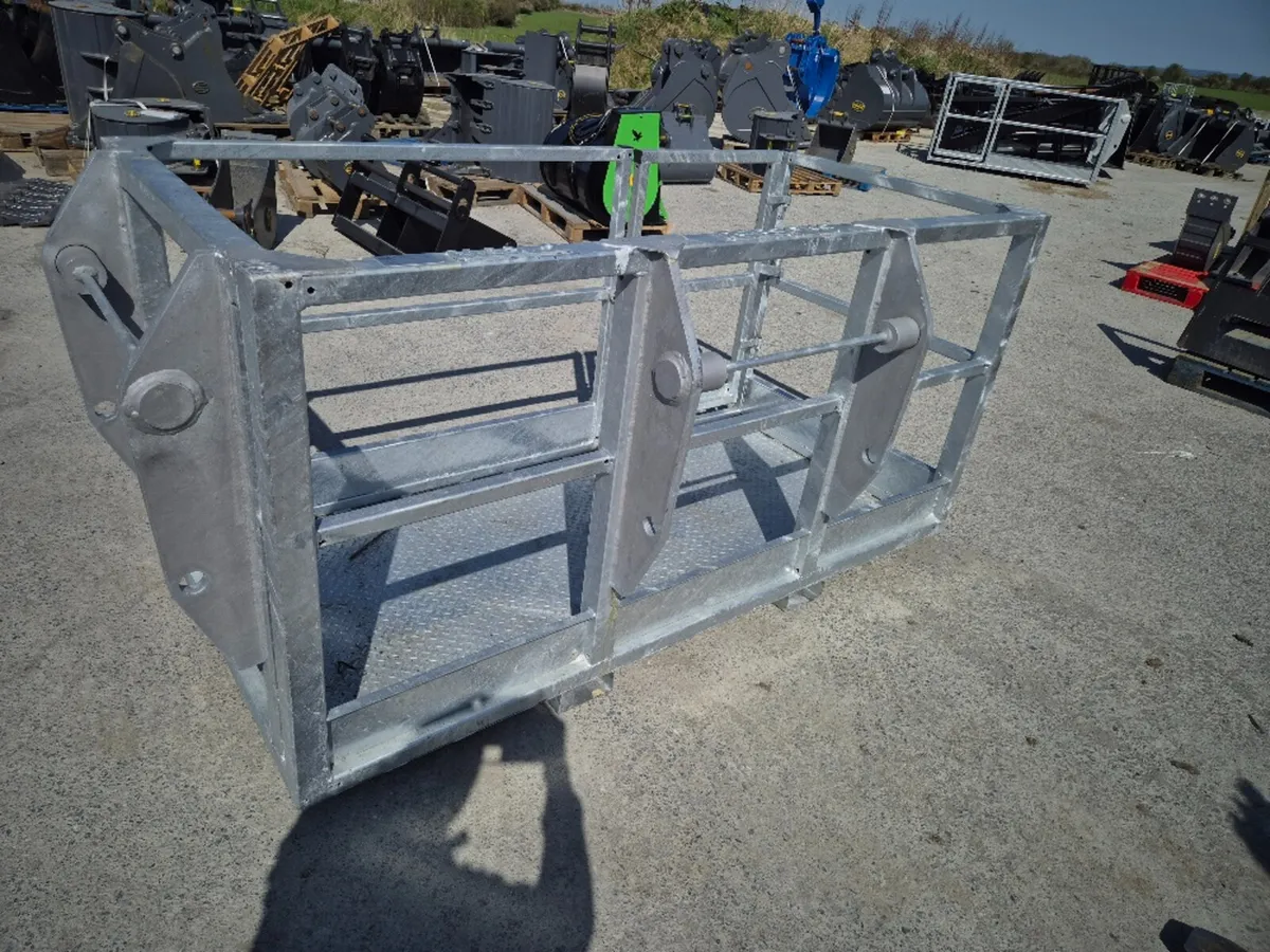 8x4 Safety cage / baskets Brackets Both Sides - Image 1