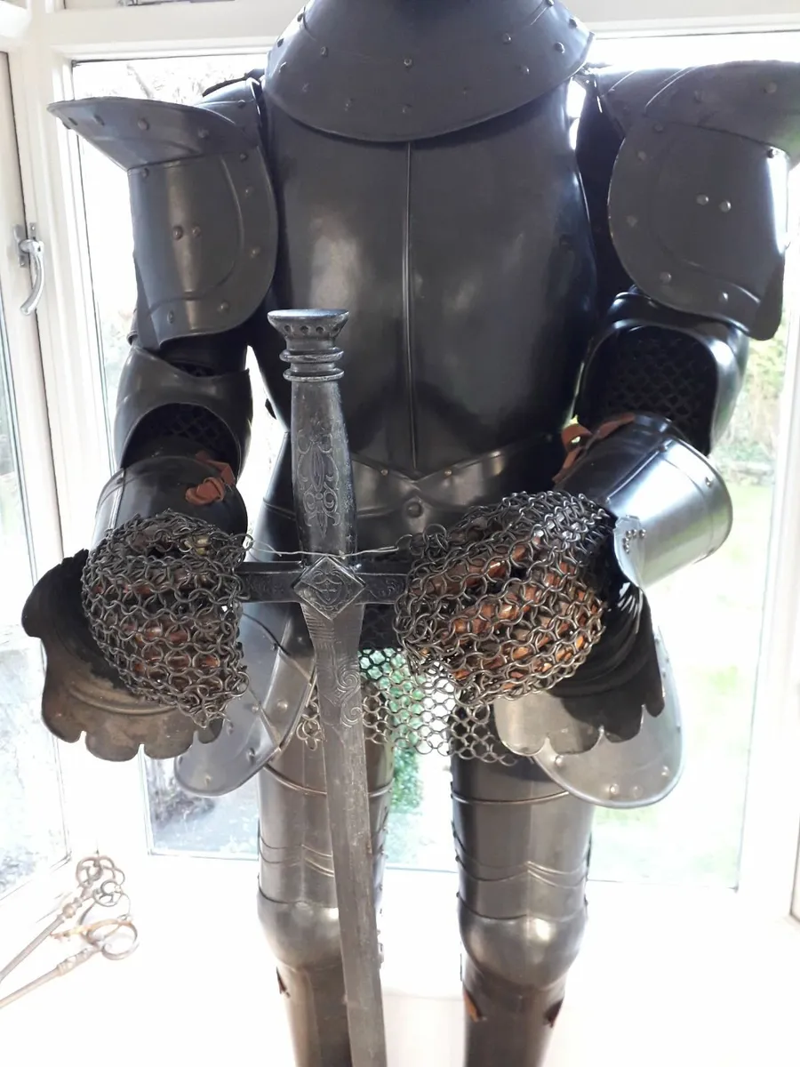 GLADIATOR / MEDIEVAL KNIGHT / SUIT OF ARMOUR - Image 1