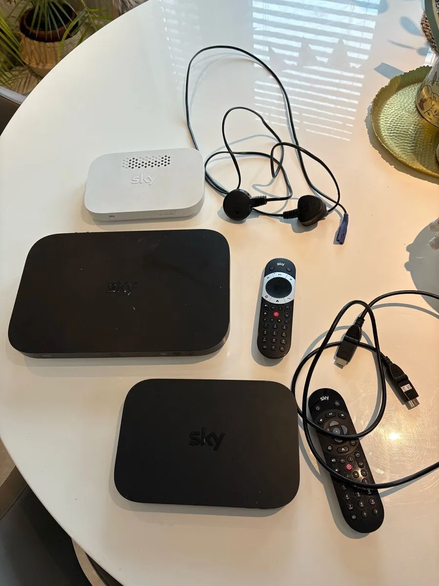 Sky Q box and dish - Image 4