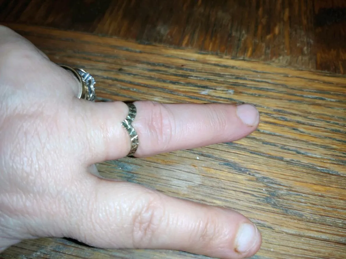 DIAMOND CUT WISHBONE, 9CT THICK Gold Ring ! - Image 2