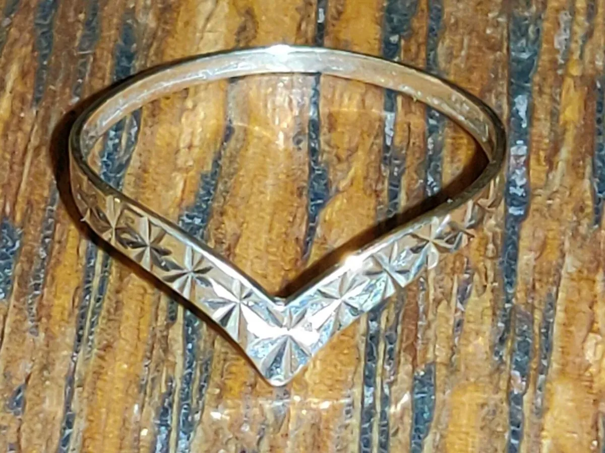 DIAMOND CUT WISHBONE, 9CT THICK Gold Ring ! - Image 1