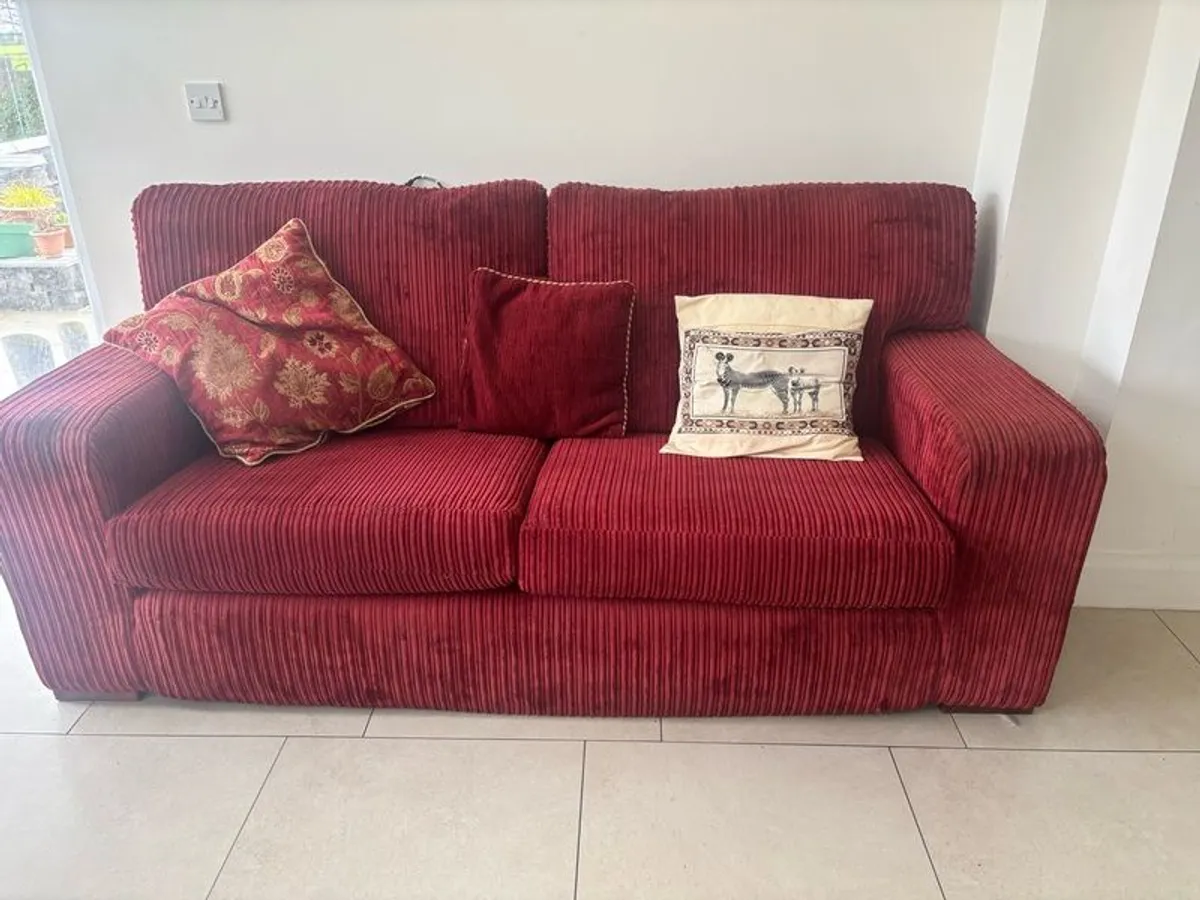 Red couch - Image 2