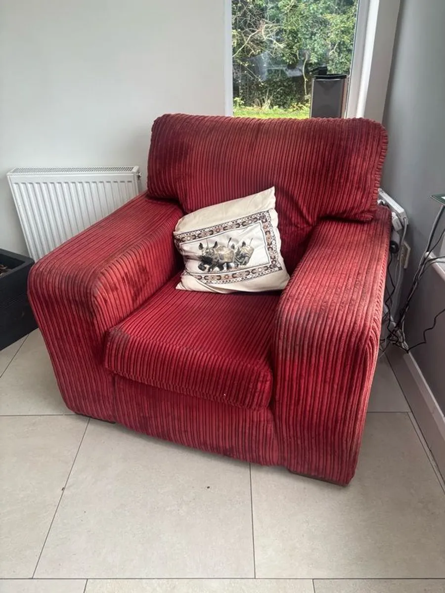 Red couch - Image 3