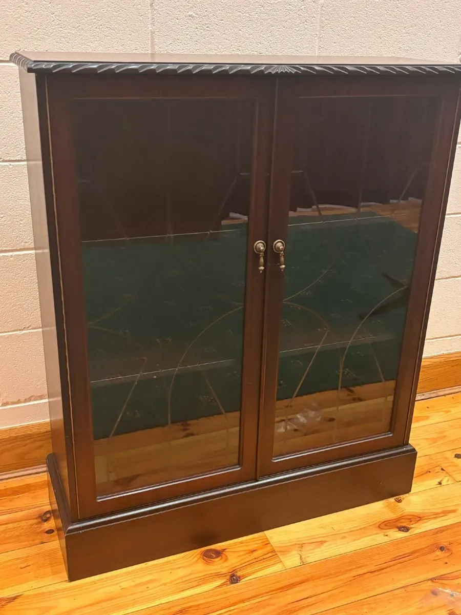China cabinet - Image 1