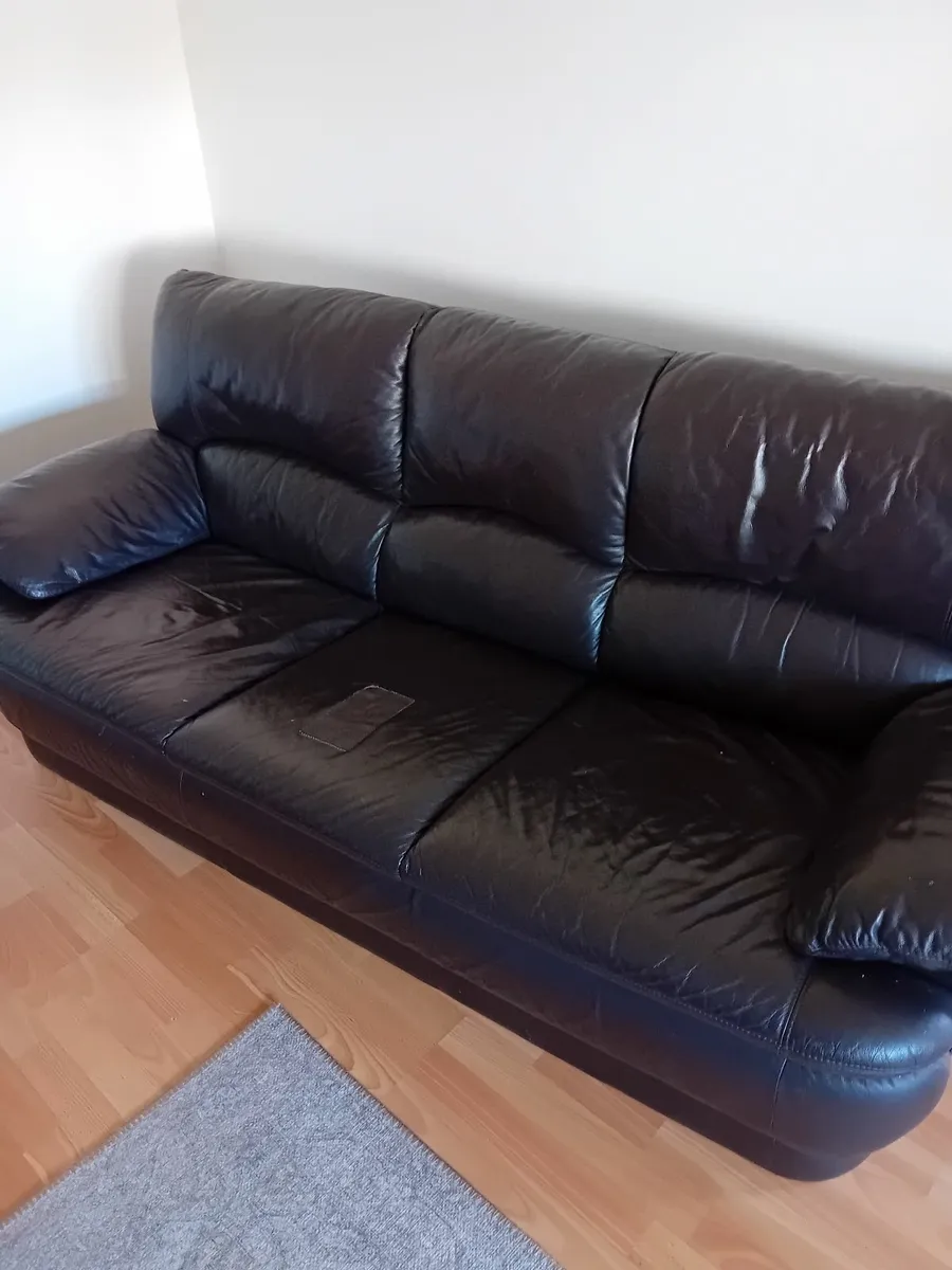 3 Seater leather couch - Image 1