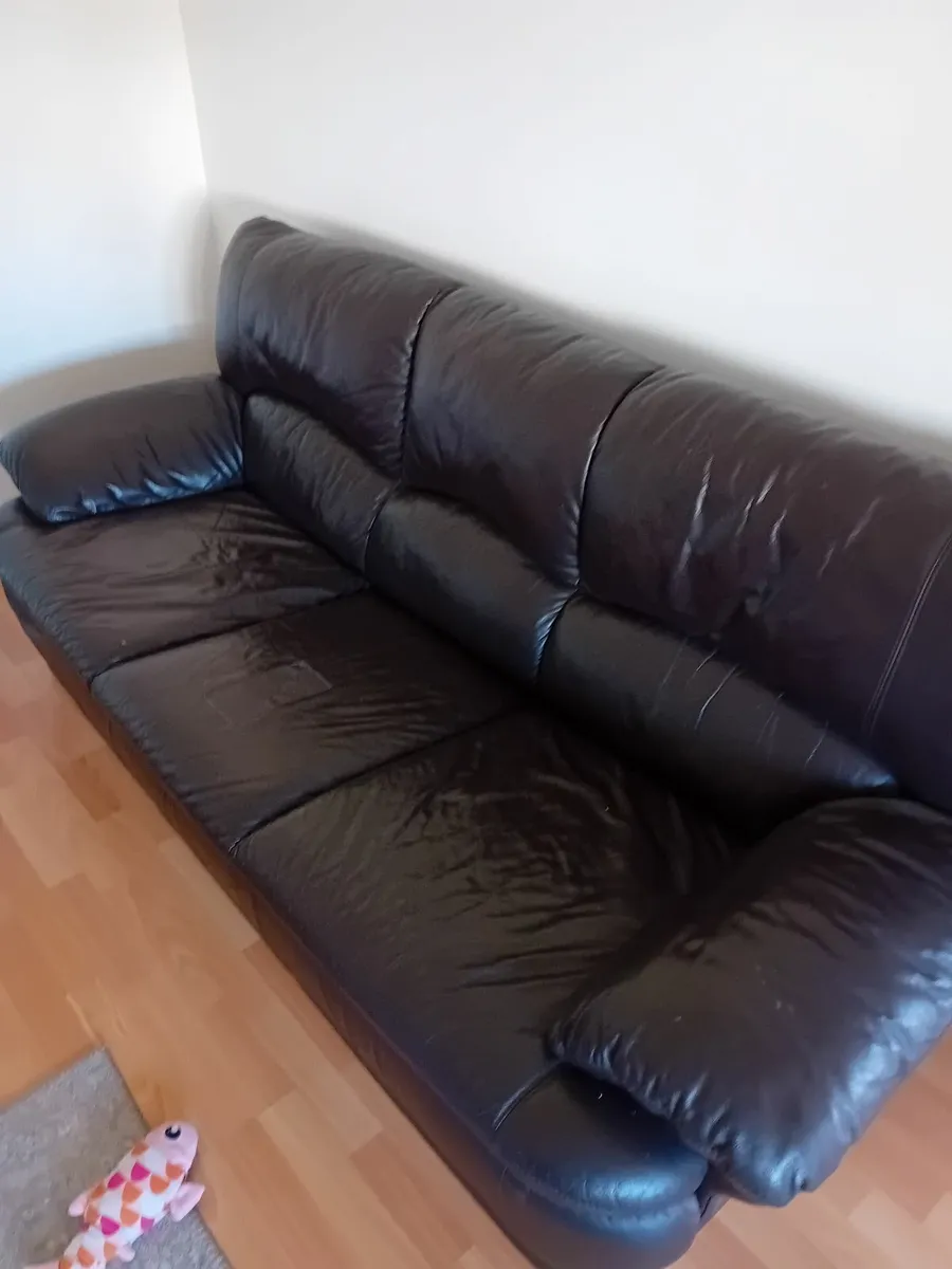 3 Seater leather couch - Image 2