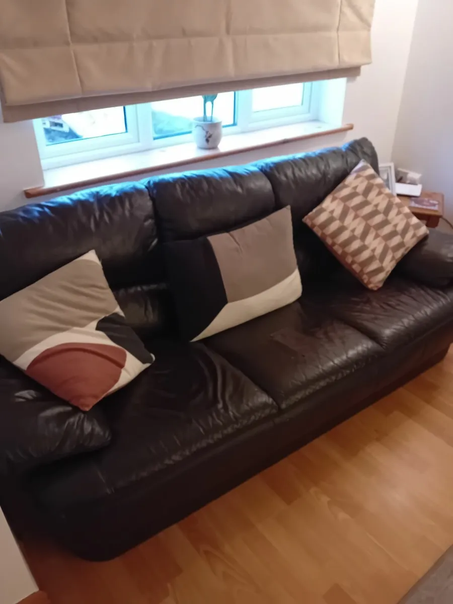 3 Seater leather couch - Image 4