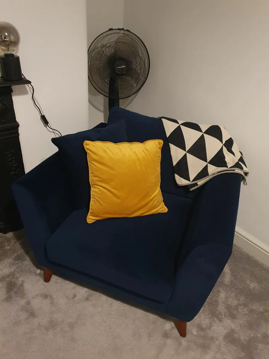 Navy velvet Armchair - Image 2