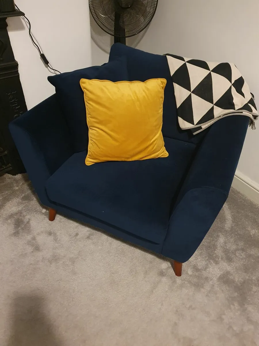 Navy velvet Armchair - Image 3