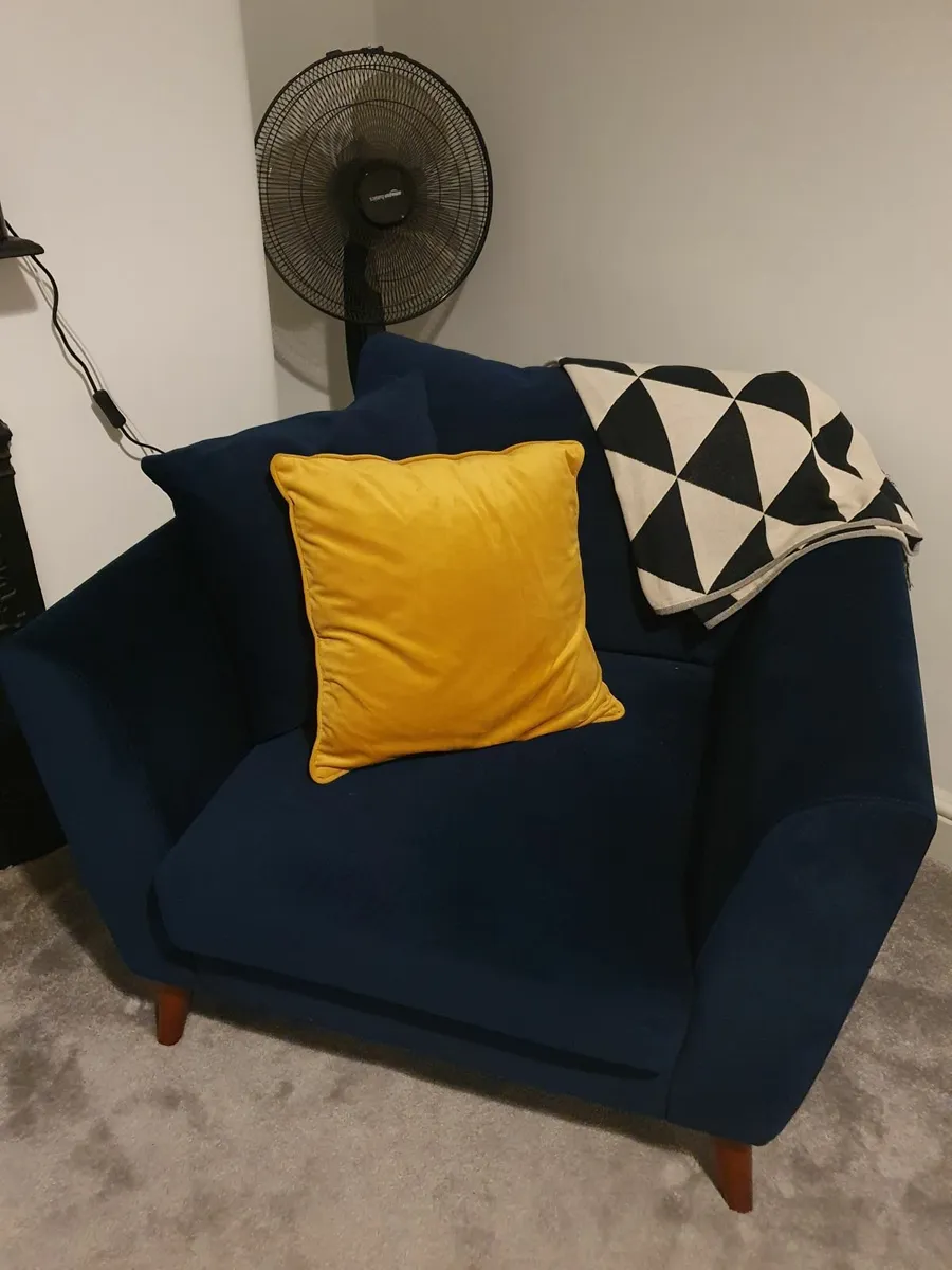 Navy velvet Armchair - Image 4