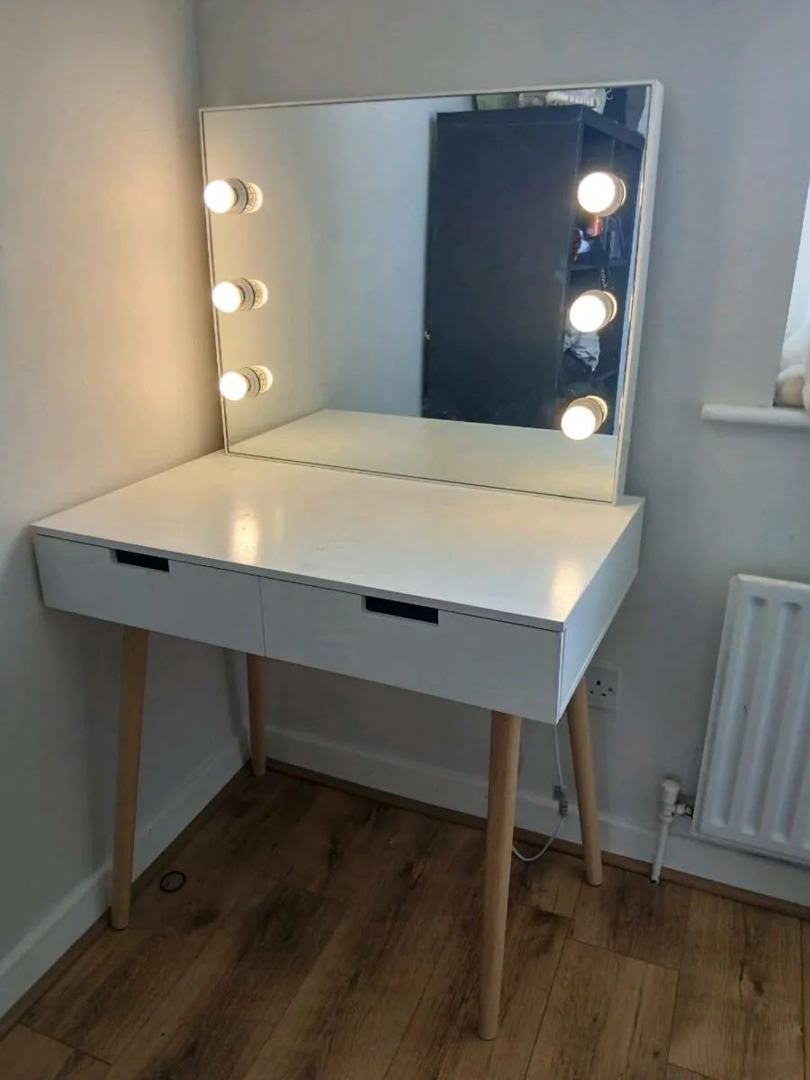make up table - Image 1