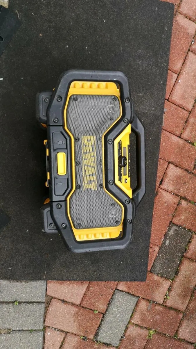 Dewalt dcr027 radio with 6Ah used flexvolt battery - Image 1