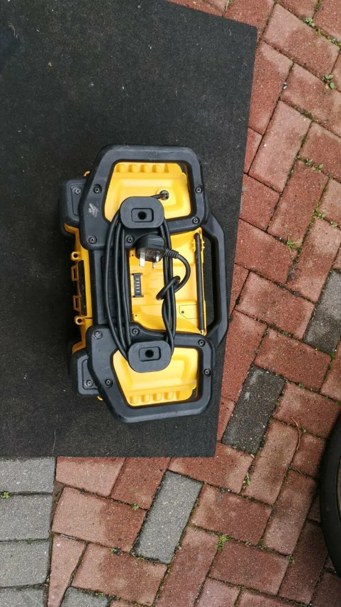 Dewalt dcr027 radio with 6Ah used flexvolt battery - Image 2
