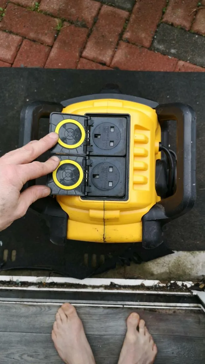 Dewalt dcr027 radio with 6Ah used flexvolt battery - Image 3