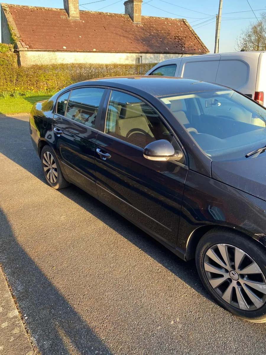 Volkswagen Passat 2010 - Image 2