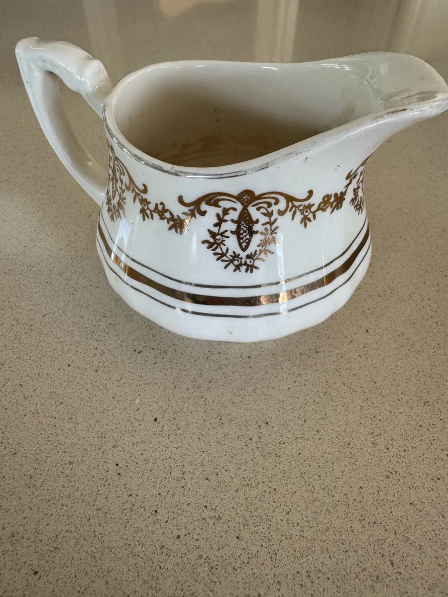 Alfred Meakin gold empire milk jug - Image 1