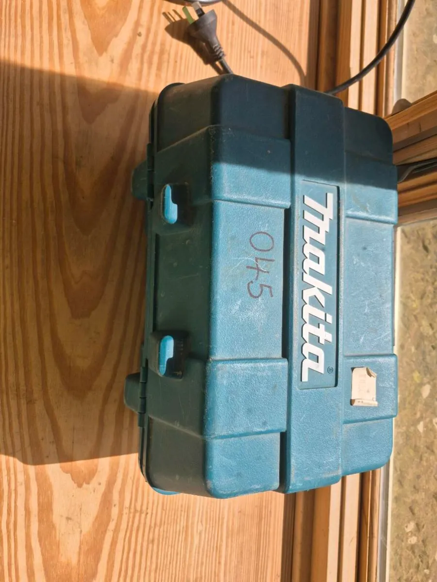 Makita 82 240v corded Planer- used twice - Image 3