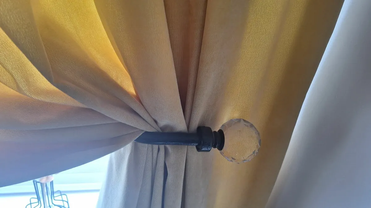 Curtains - Image 3
