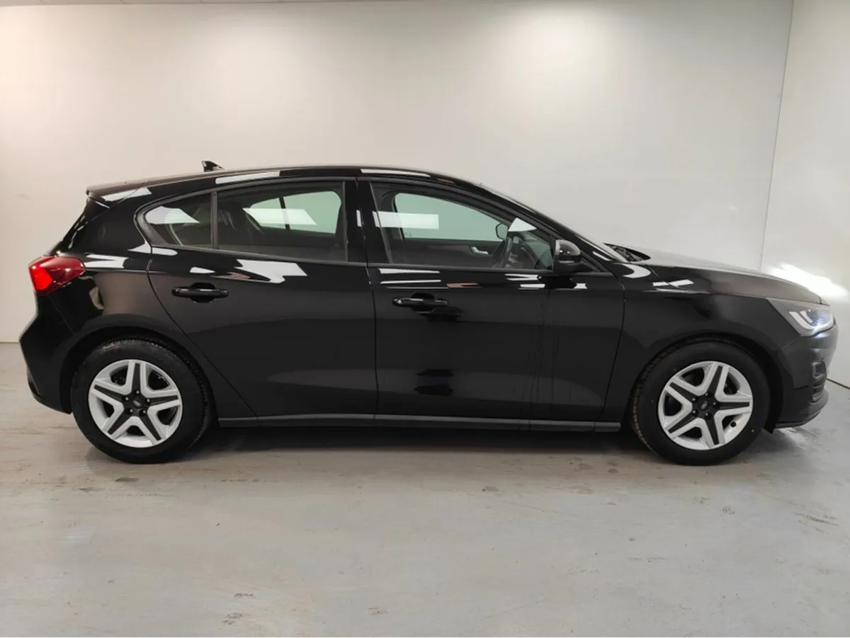 Ford Focus Hatchback 1.5l Ecoblue 120PS Zetec Auto - Image 4