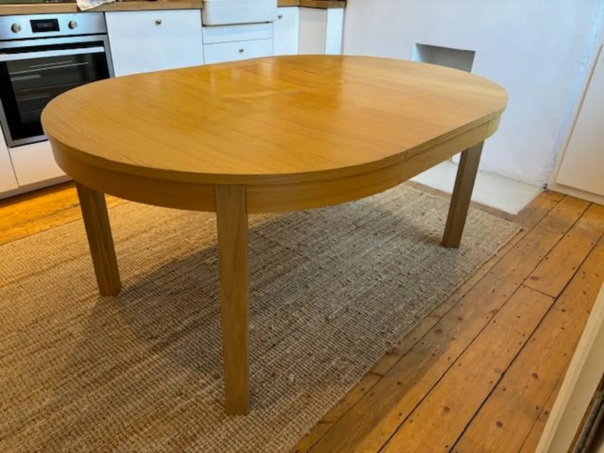 Extendable dining table - Image 1