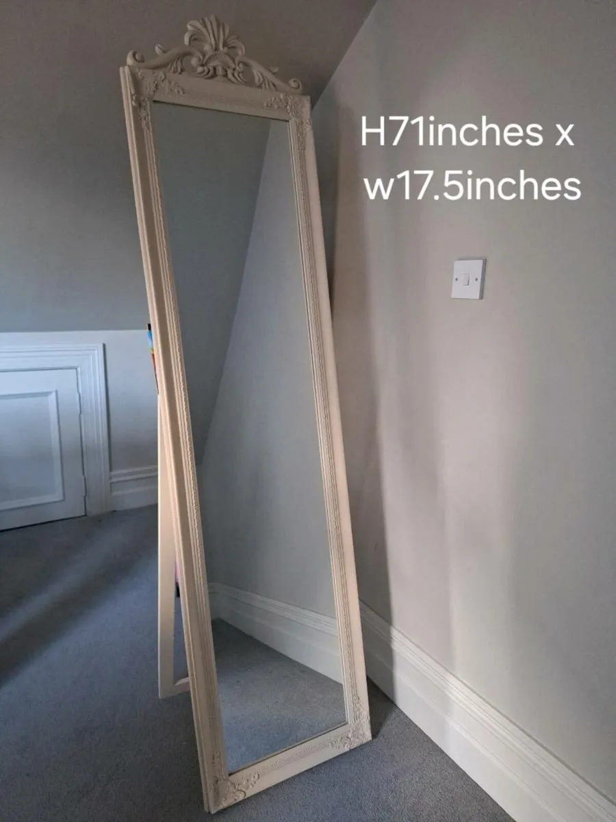 Freestanding mirror