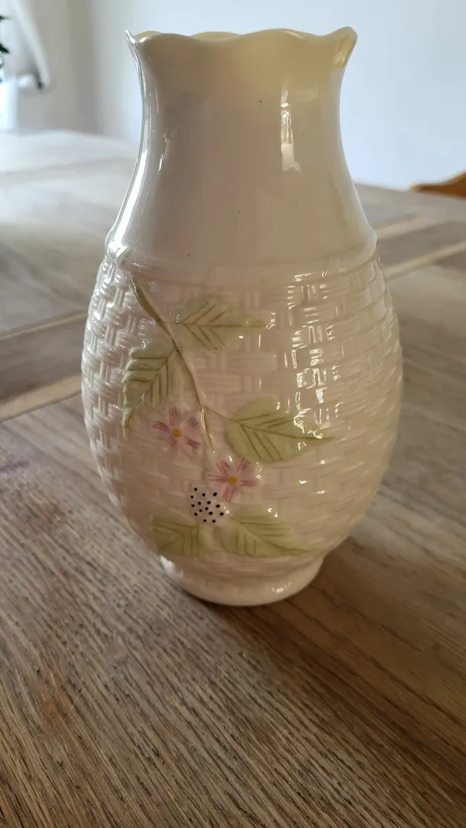 Belleek china vases - Image 3