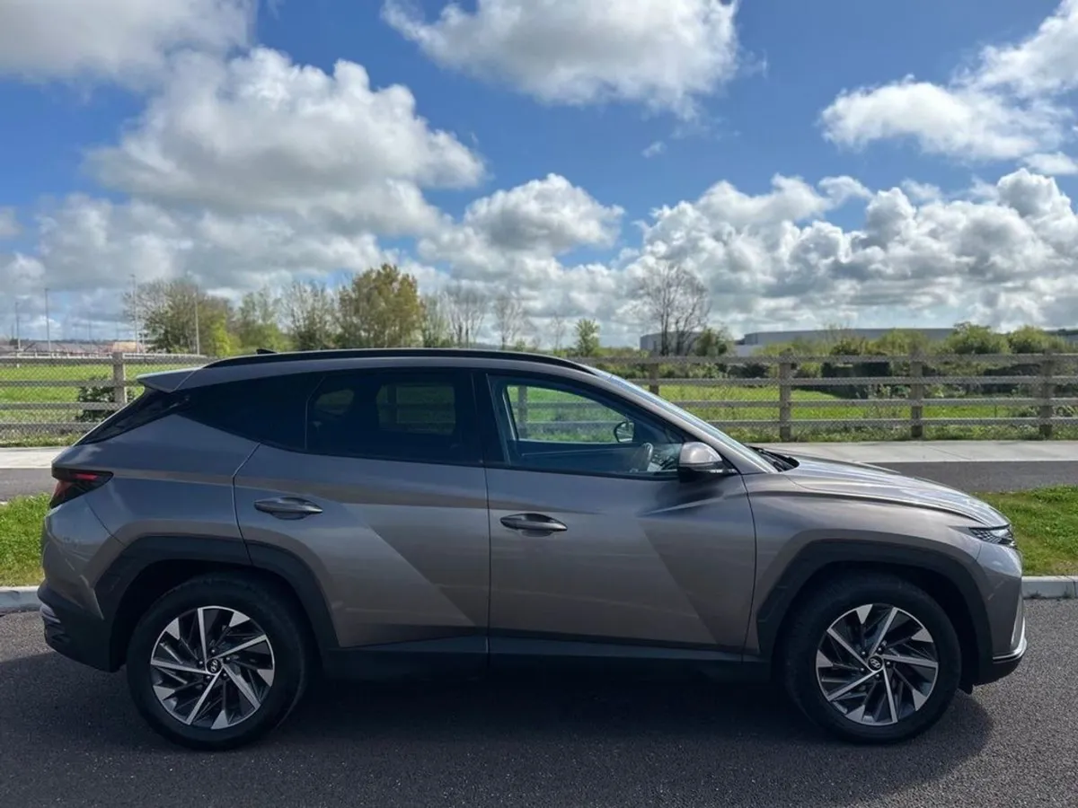 Hyundai Tucson Ix35 Executive 2WD 5DR  showroom C - Image 3