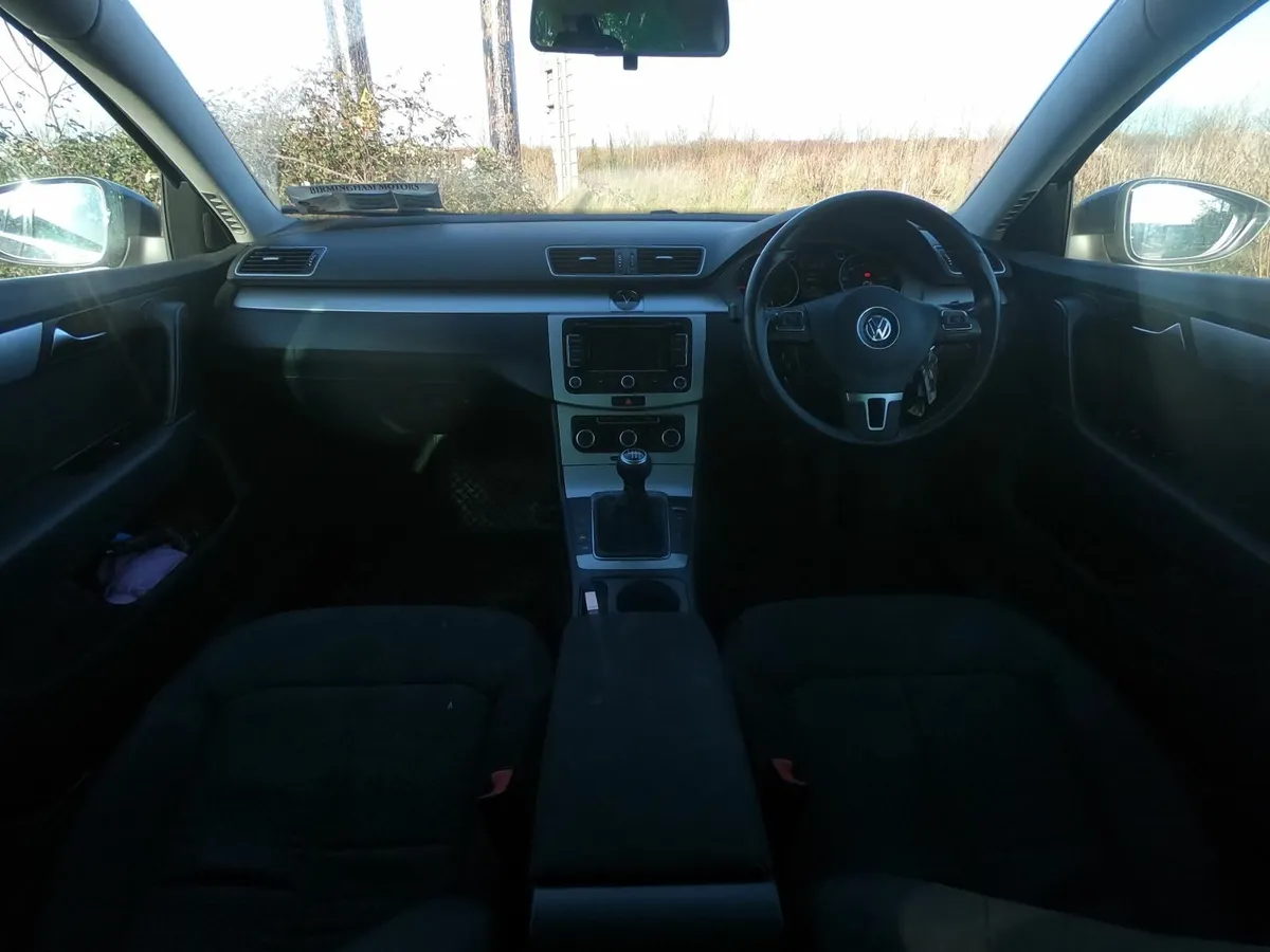 Volkswagen Passat 2011 - Image 2