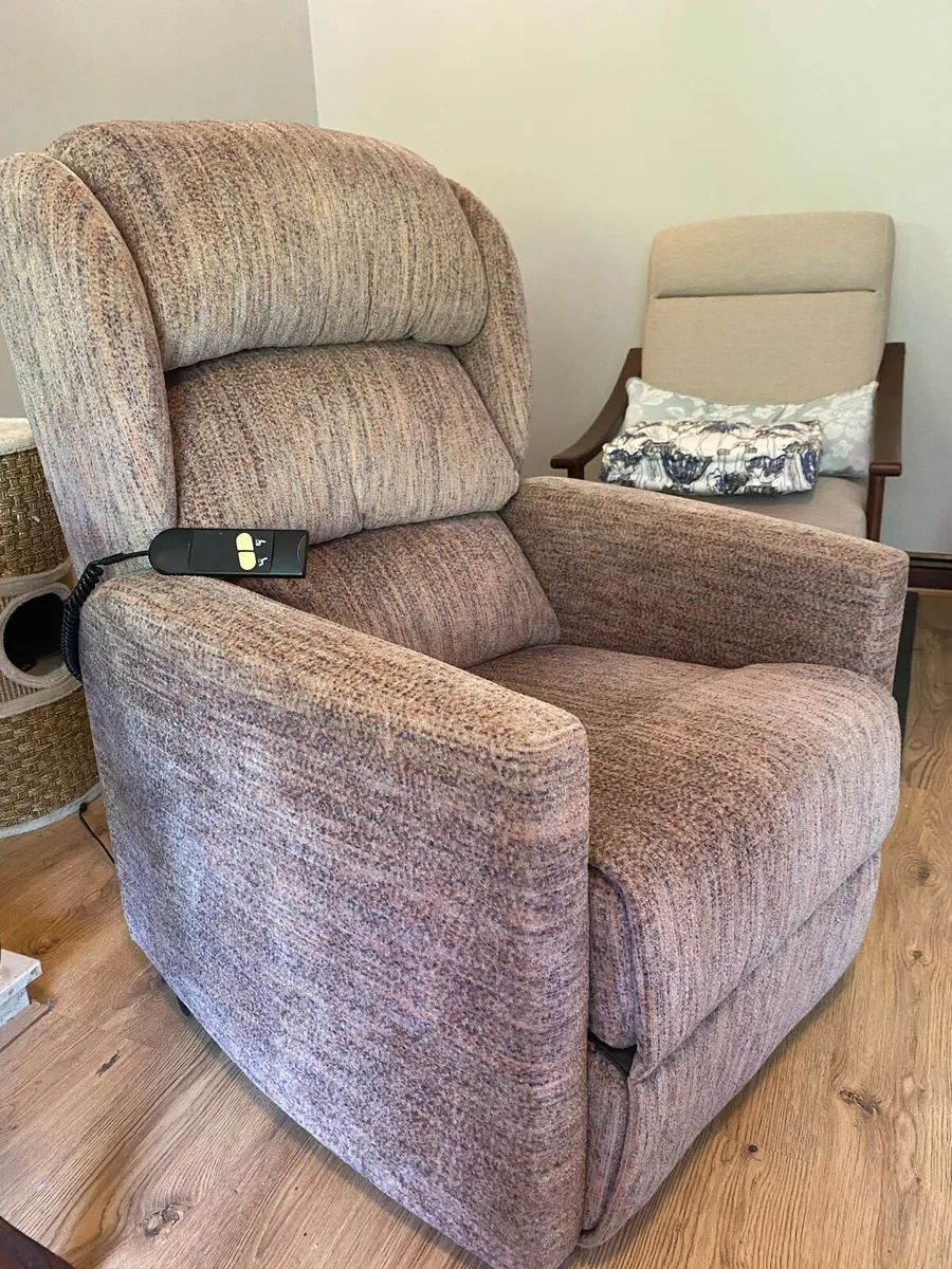 Lift and tilt electric recliner armchair - Image 3