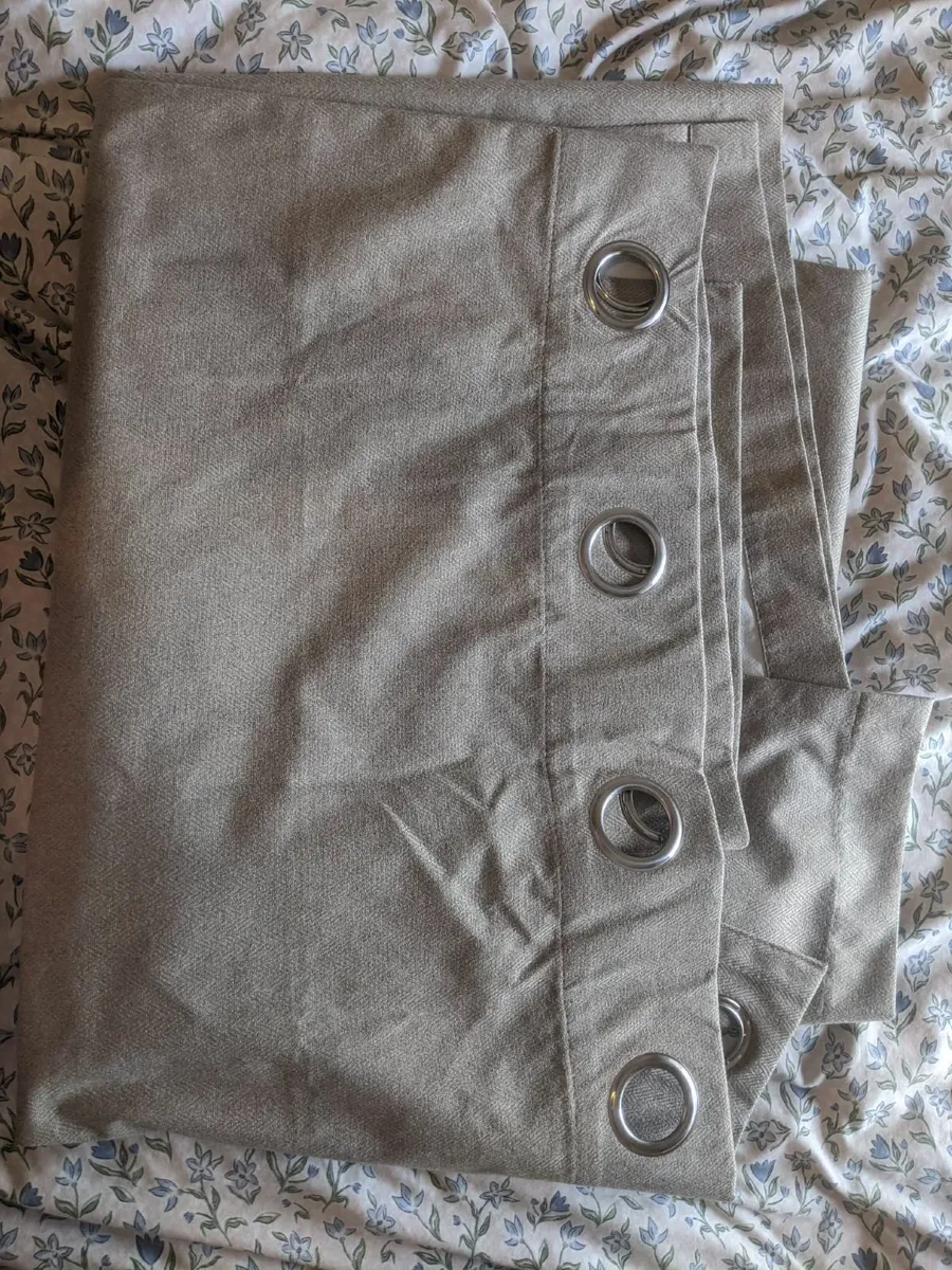 2 curtains (opaque)