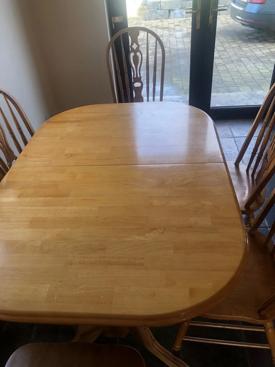 Table and chairs - Image 2