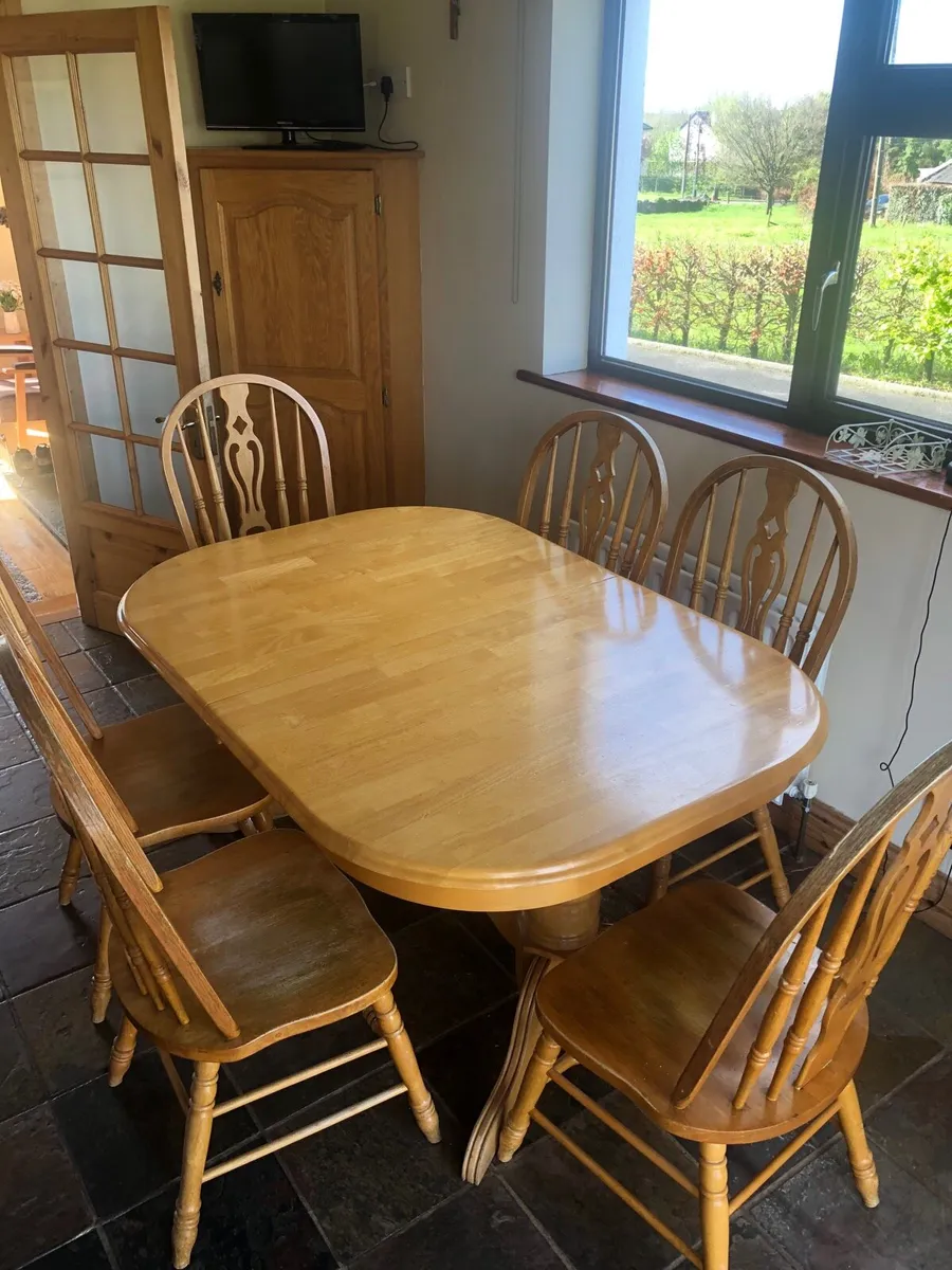 Table and chairs - Image 3