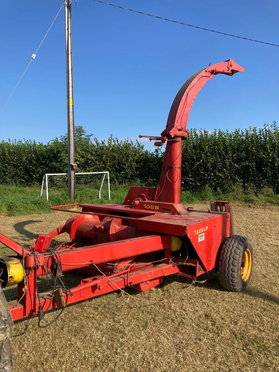 Taarup 106B silage harvester & 1 for parts tractor - Image 3