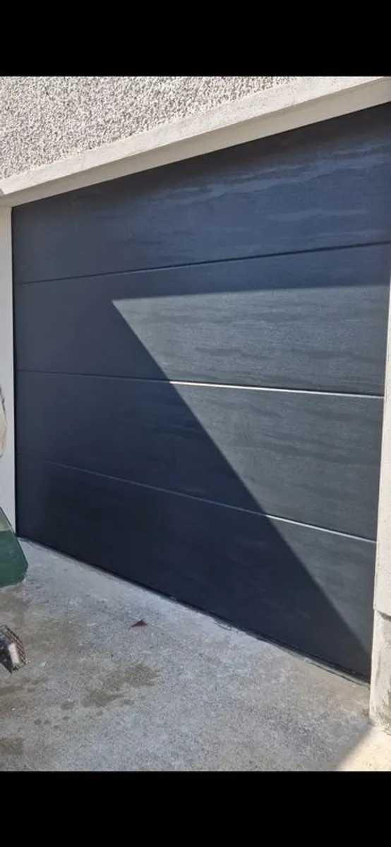 garage door - Image 1