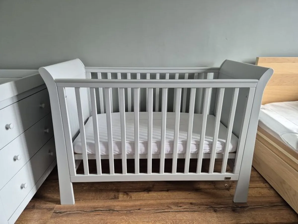 Mamas and papas cot and dresser - Image 1