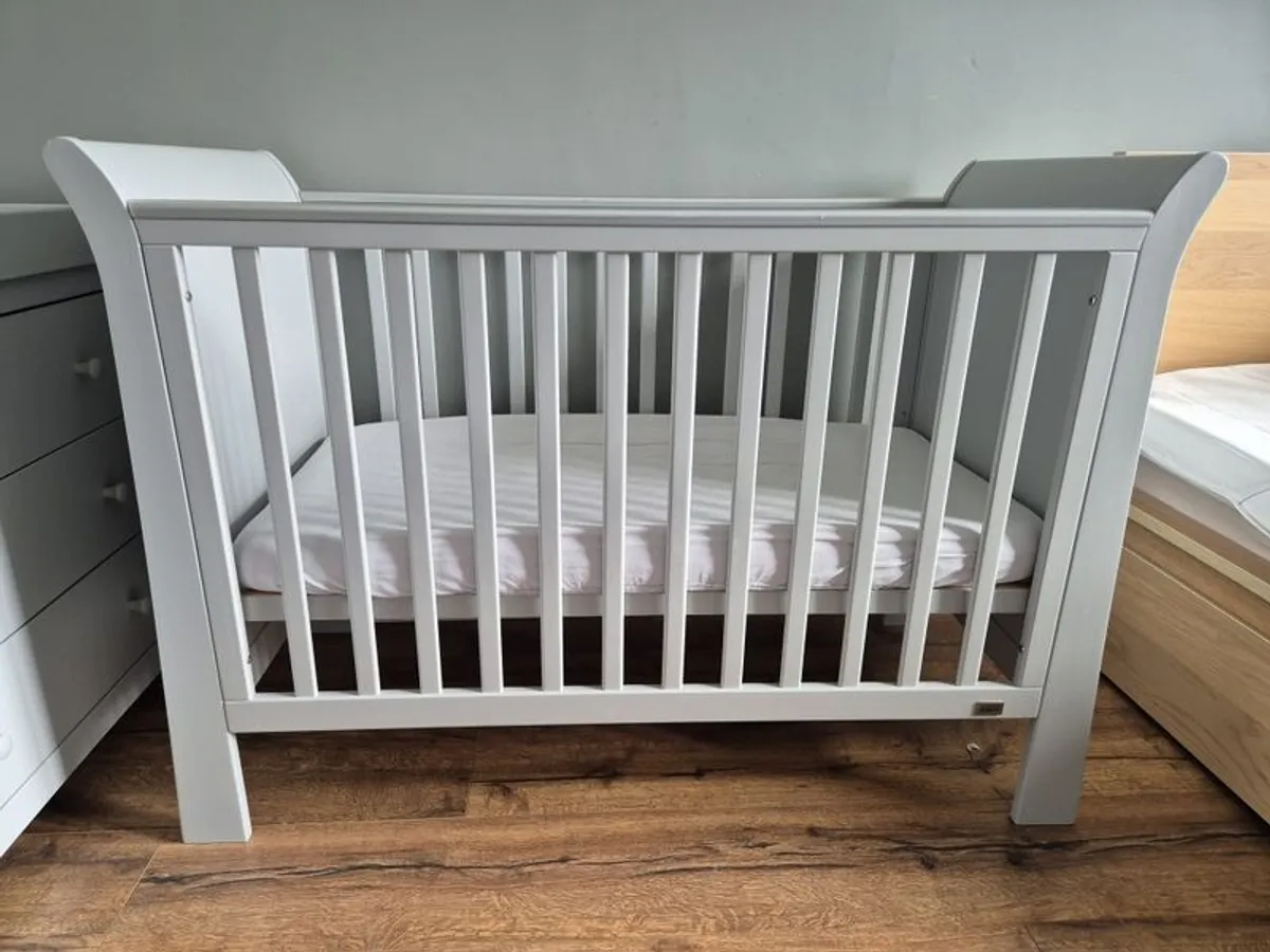 Mamas and papas cot and dresser - Image 3