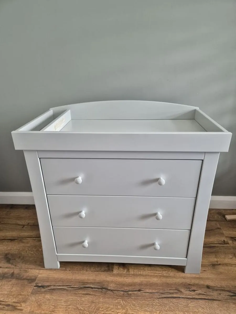Mamas and papas cot and dresser - Image 4