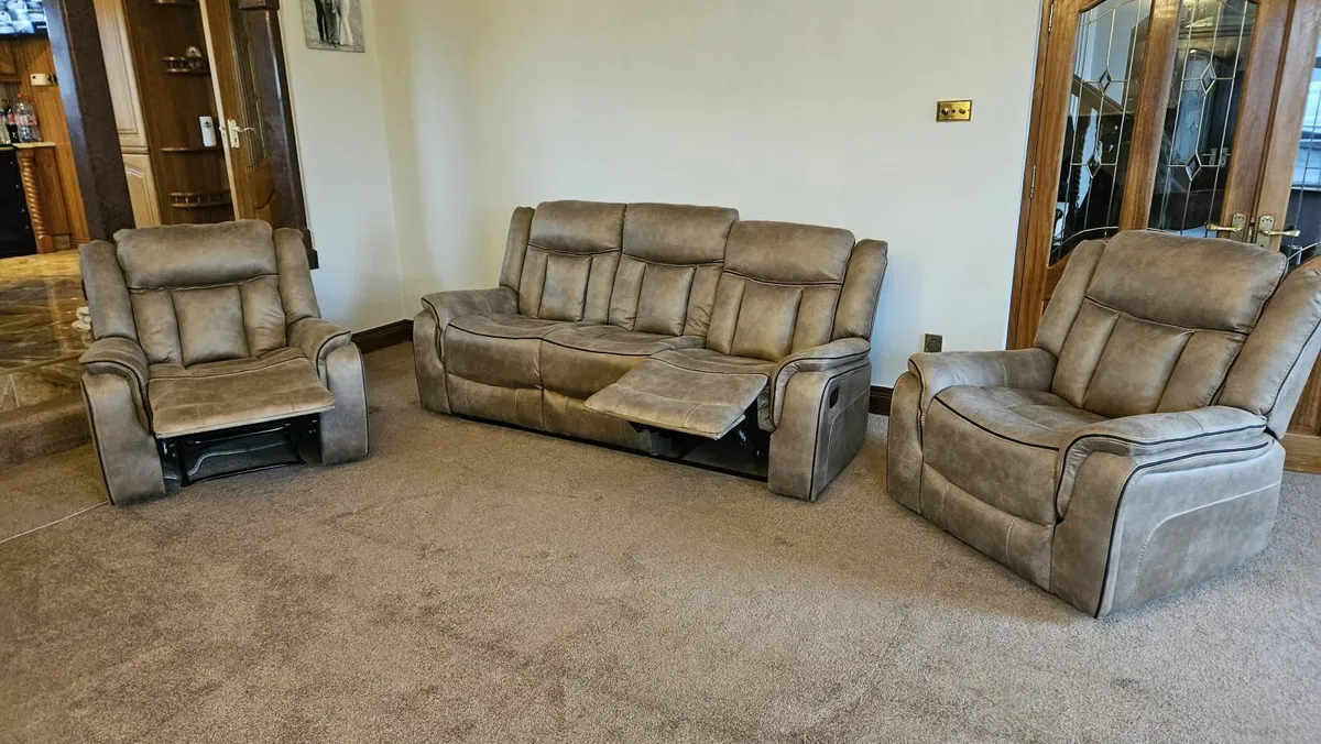 living room sofa -3-1-1  Fully reclining --NEW - Image 4