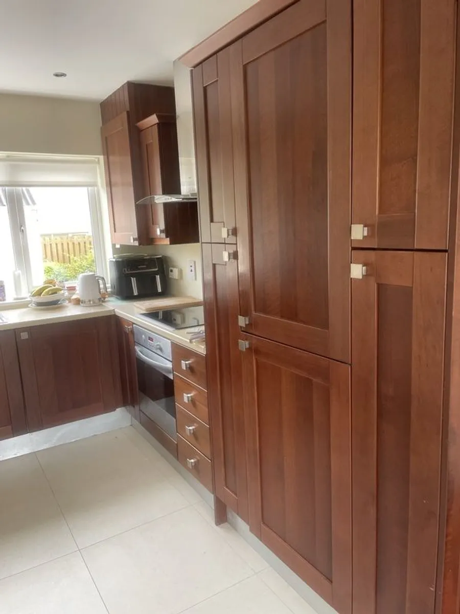 Integrated kitchen appliances included - Image 1