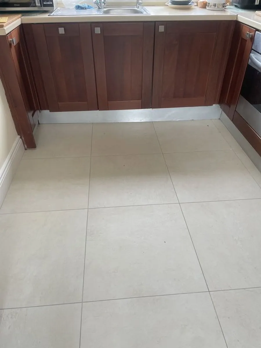 Integrated kitchen appliances included - Image 2