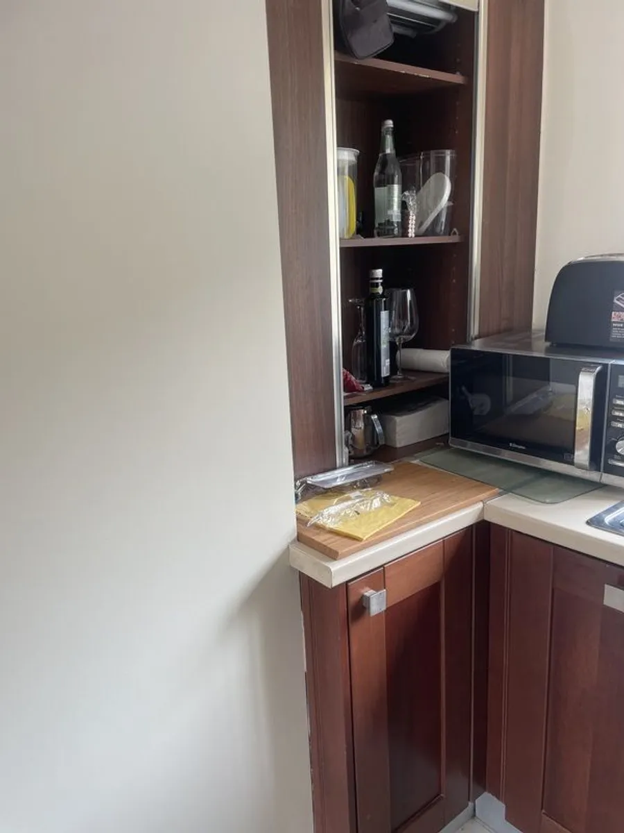 Integrated kitchen appliances included - Image 3