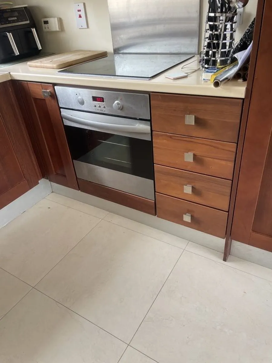 Integrated kitchen appliances included - Image 4