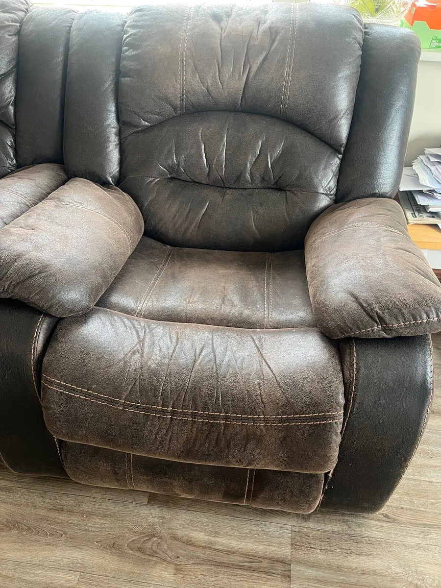 2 Reclining Chairs - Image 2