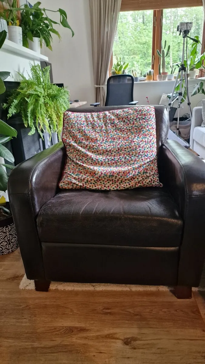 Free Arm chair - Image 1
