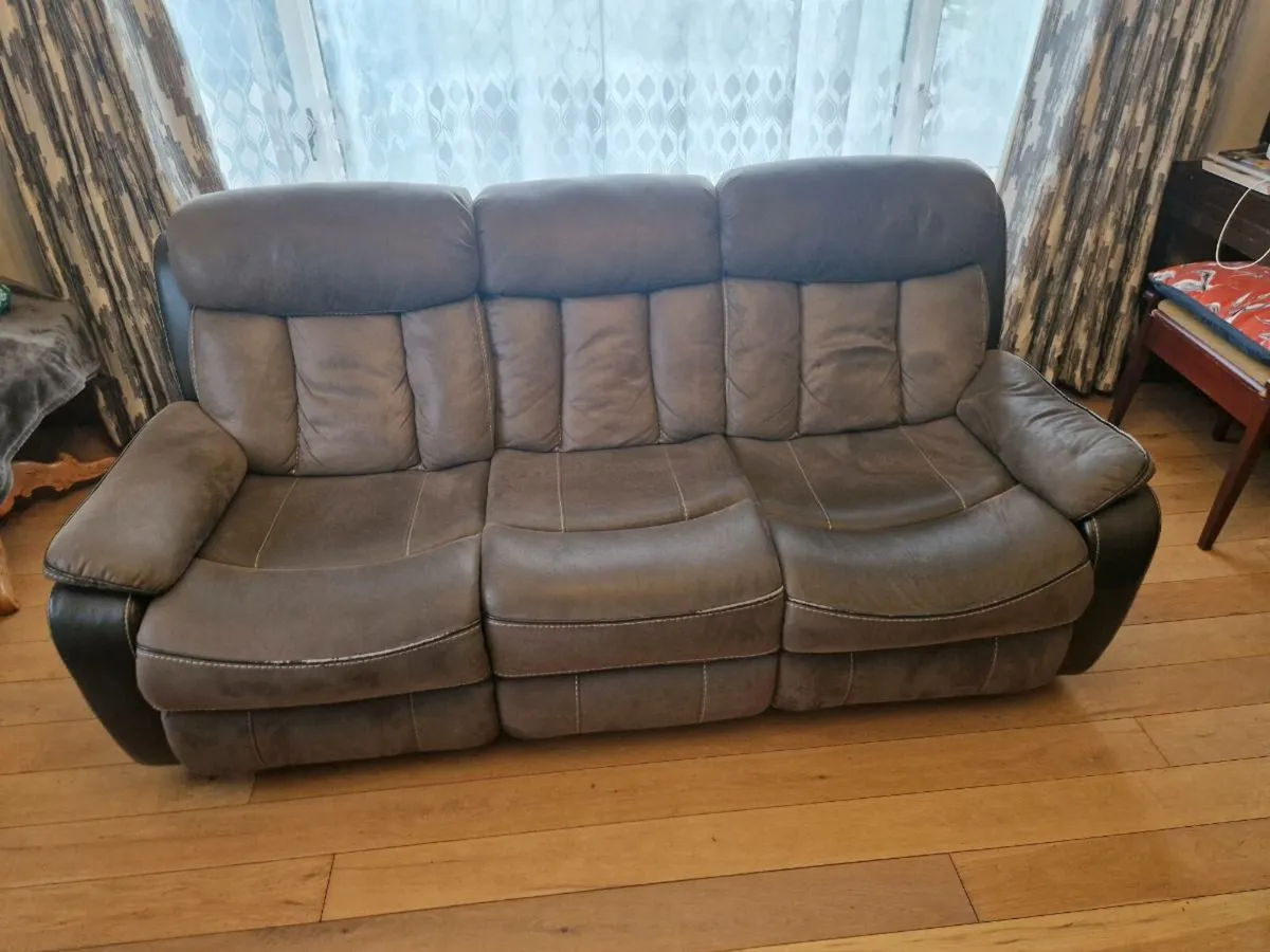 Couch and 2 single chairs - Image 3
