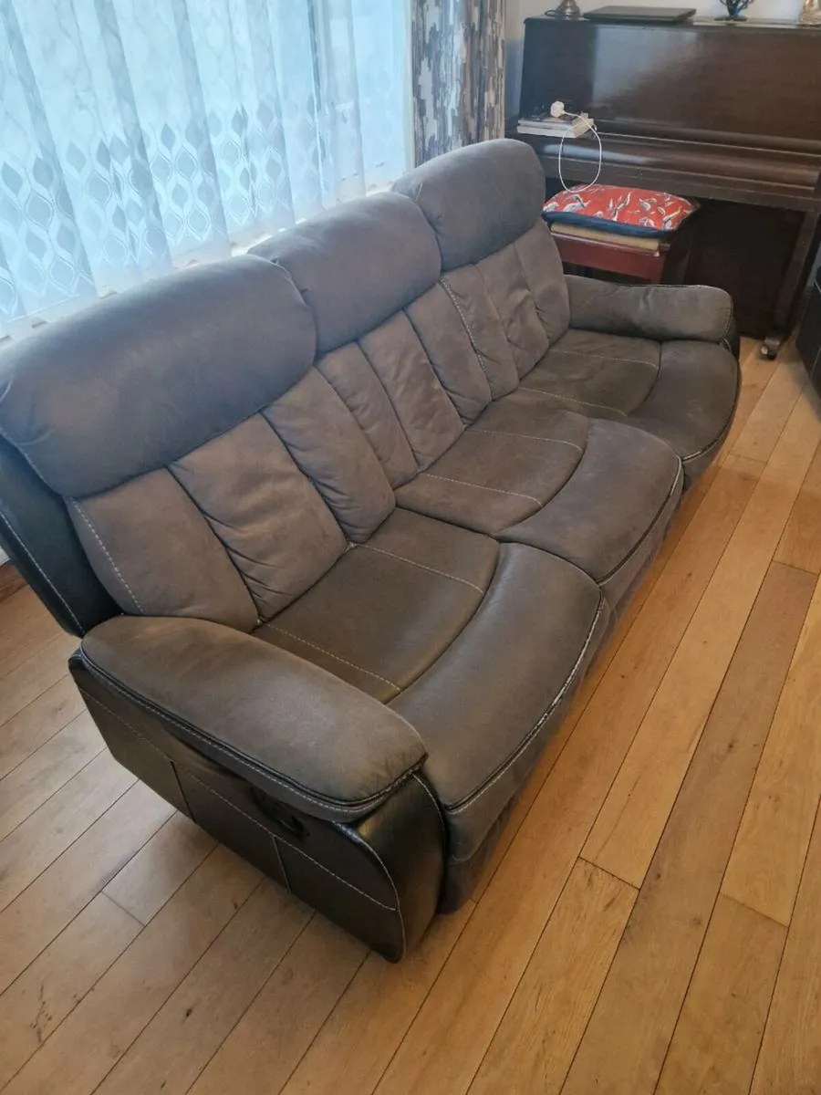 Couch and 2 single chairs - Image 4